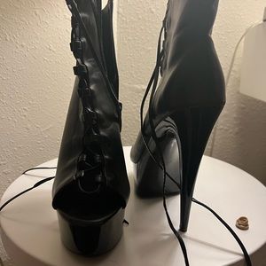 Ellie platform shoes.  Size 8 US.